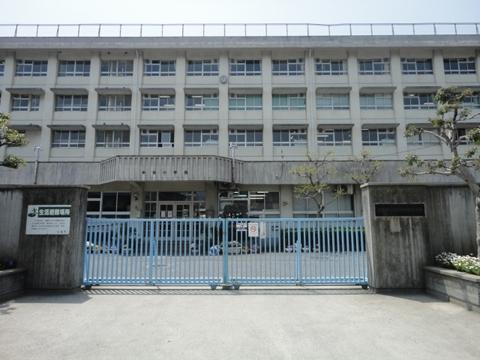 Primary school. Itsukaichi the center to the elementary school 832m