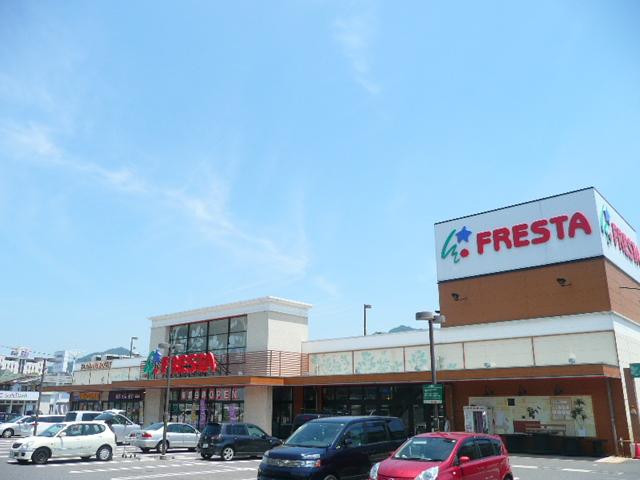 Supermarket. Furesuta 1800m to wave Izushi shop