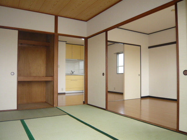 Other room space. It is the south side of the Japanese-style room.