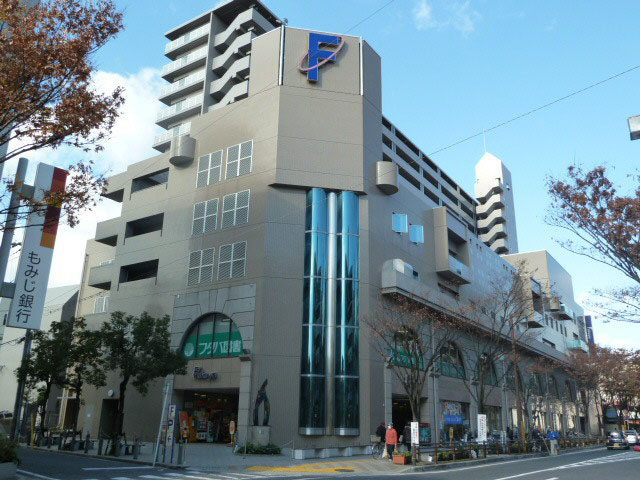 Shopping centre. Itsukaichiekimae Fukuya until the (shopping center) 520m
