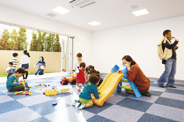 Building structure. Children even on rainy days is play cheerfully, "Culture ・ It established the Children's Room. ". Fell in is carpeted of worry. It will be a place of petting of mom friends with each other (reference photograph)