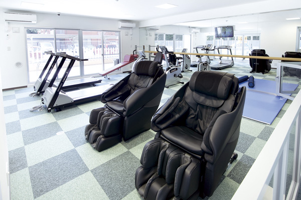 Building structure. Lined with full-fledged fitness machines such as a program Walker and programs bike, Mood Sports Club. Feel free to move the body, It will contribute to the health care and beauty (reference photograph)