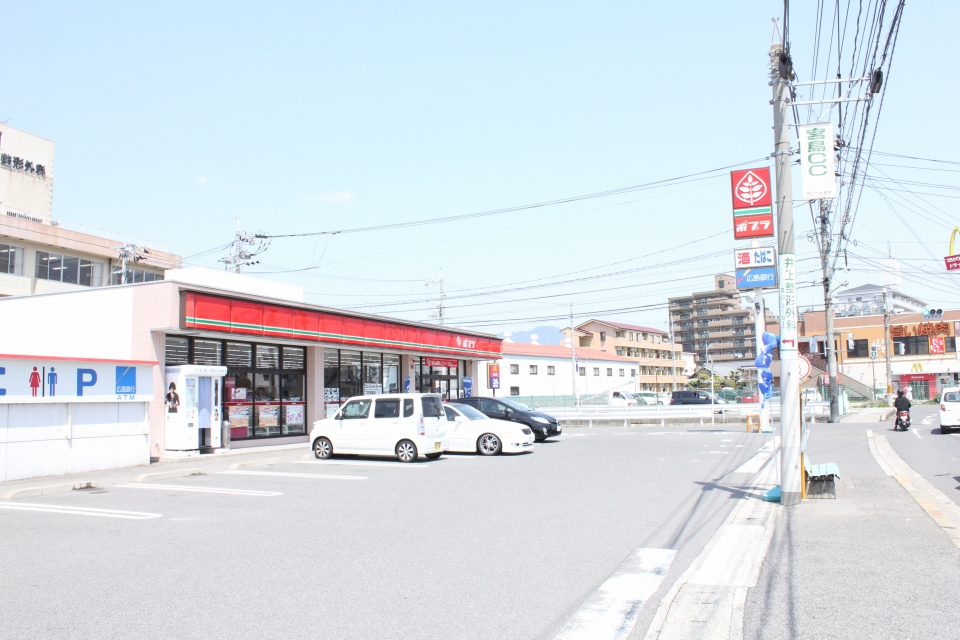 Convenience store. Poplar three Muscle store up (convenience store) 360m