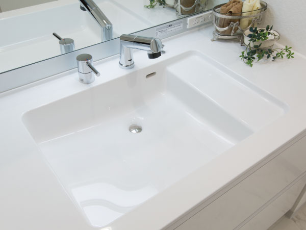 Bathing-wash room.  [Organic glass-based new material basin counter] Adopt a spacious rectangular clear proof counter provided with a step on the inner side of the ball. It can be placed, such as soap and cup, It is upscale design.