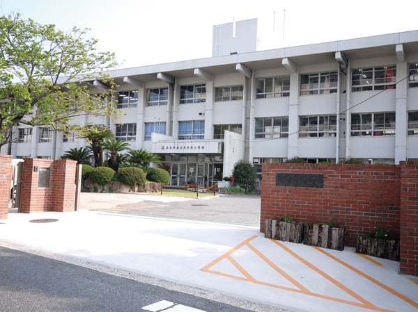 Surrounding environment. Municipal Itsukaichi East Elementary School ・ A 2-minute walk (about 150m) is, In closeness that looks right there from the balcony, You can send their children in peace.