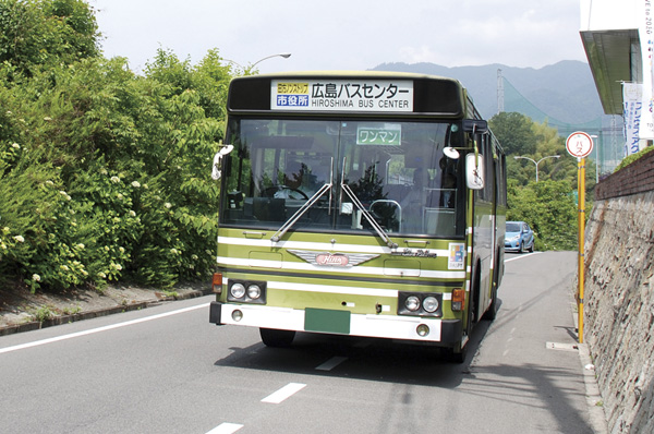 2 minute walk to the Hiroden bus "Minaga up" bus stop (120m)! About 31 minutes the fastest to Hiroshima Bus Center. "Showa base" bus stop of a 2-minute walk (120m) is JR fastest about 4 minutes ・ And directly connected to the SVA "Itsukaichi" station!