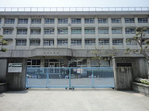Primary school. Itsukaichi the center to the elementary school 352m