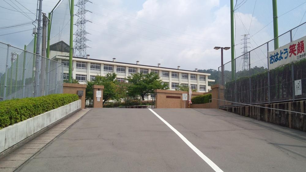 Primary school. 1080m to Hiroshima Municipal Fujinoki Elementary School