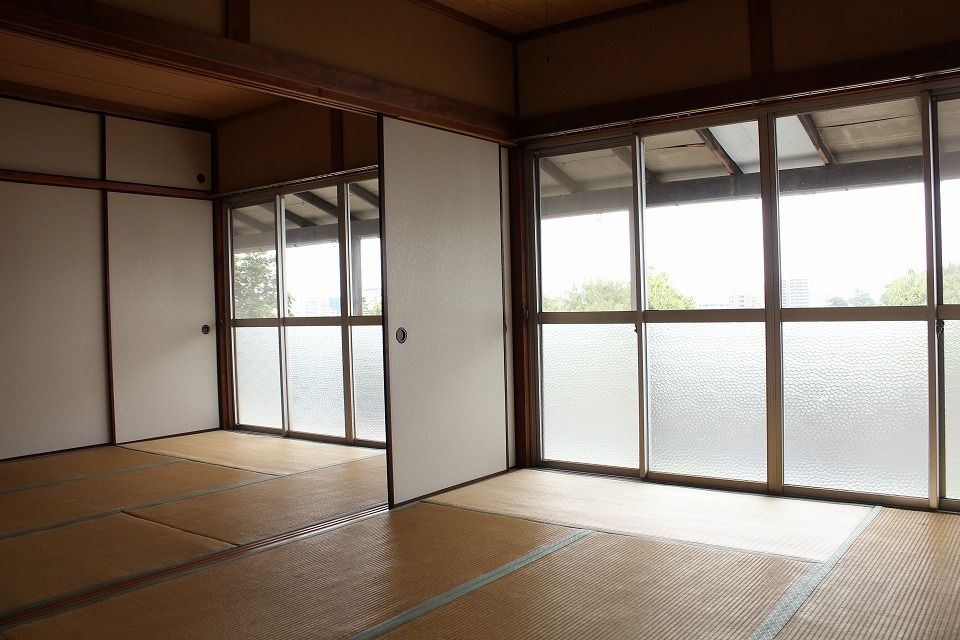 Living and room. I will spacious and can be used in the continued Japanese-style room.