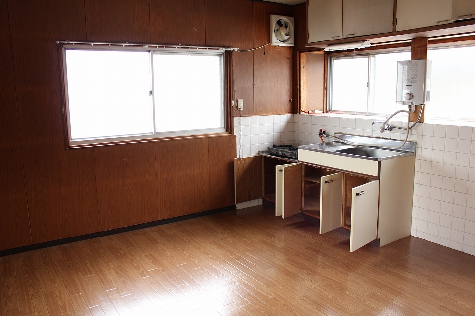 Kitchen. The kitchen is 8 quires of spread.