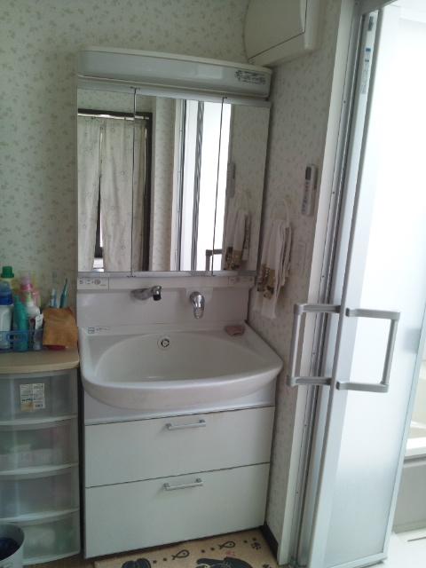 Wash basin, toilet. Shower water washing, Fogging with