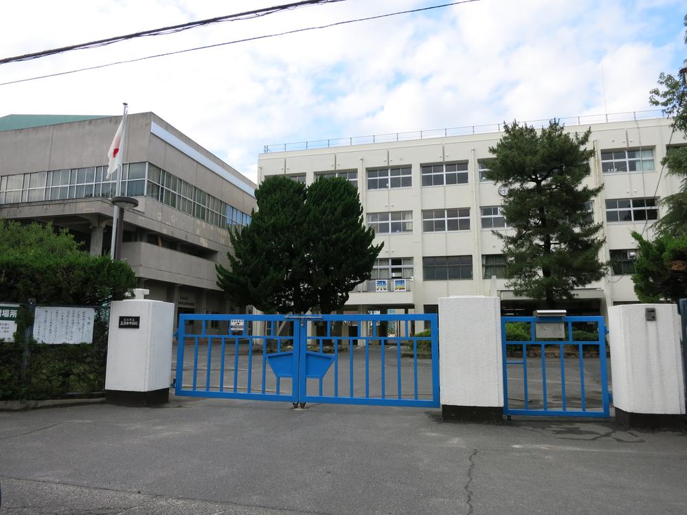 Junior high school. Hiroshima City Museum of Itsukaichi 19-minute walk up to 1475m Itsukaichi junior high school until junior high school