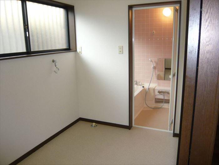Wash basin, toilet. Wide dressing room