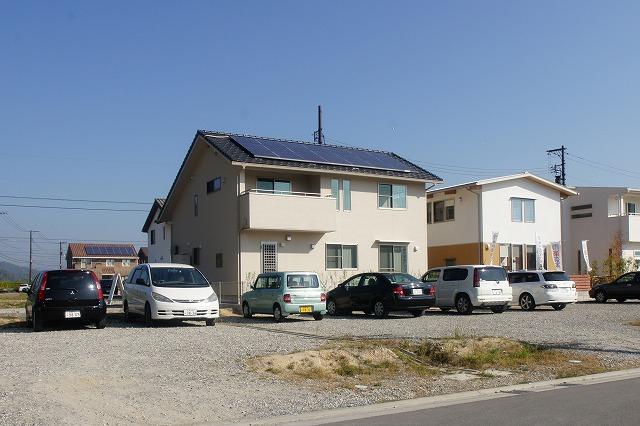 Power generation ・ Hot water equipment. To achieve eco-friendly living in clean Standard on solar power all four buildings! ! 