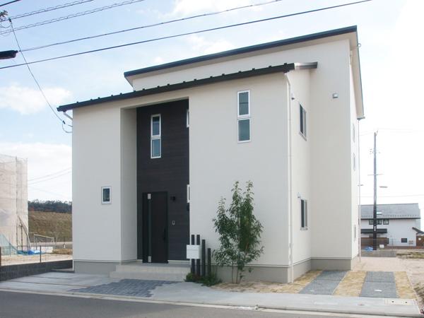 Local appearance photo.  ■  ■  ■  A house with a vaulted ceiling and stage in the living room G17-14 appearance ■  ■  ■  [Solar power with]  Significantly reduce the utility costs expenses in the all-electric!  [Hybrid outside Zhang insulation = High thermal insulation of the house]  [Exterior terrace] 