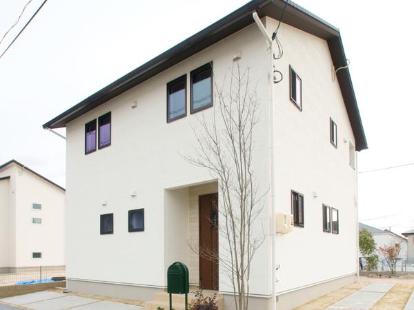 Local appearance photo.  ■  ■  ■  A house with a multi-purpose family hall G17-12 appearance  ■  ■  ■  [Solar power with]  Significantly reduce the utility costs expenses in the all-electric!  [Hybrid outside Zhang insulation = high insulation house]  [Exterior terrace] 