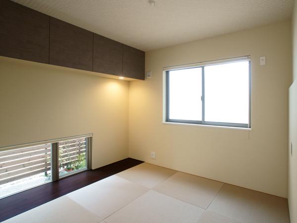 Other introspection. Look at the Tsuboniwa from tectonic window, Quaint Japanese-style room