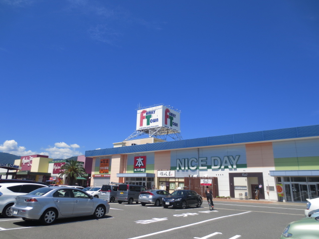 Shopping centre. Family Town Hiroden Rakurakuen 1491m until the (shopping center)