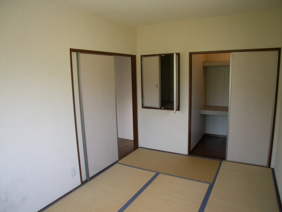 Other room space. It will be the only 6 quires Japanese-style room. There is a walk-in closet.