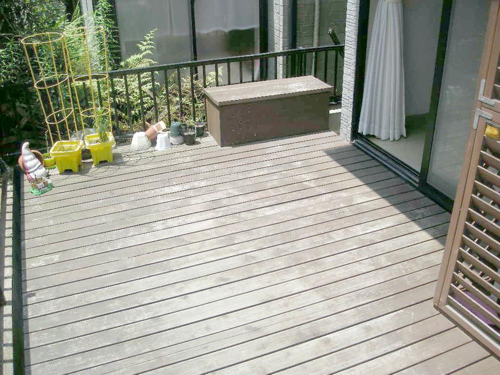 Balcony. Spacious wood deck to feel nature. Firmly capture in a room a bright light while soften the strong sunshine.