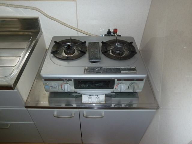 Kitchen. Two-burner gas stove (with grill)