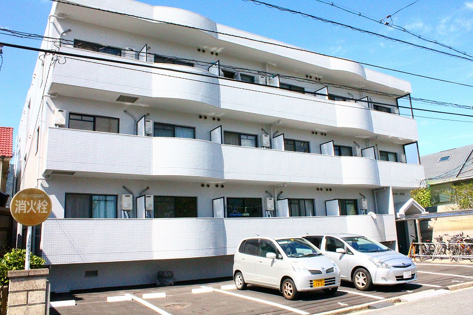Living and room. Itsukaichi location in the center of the residential area.