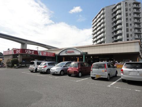 Supermarket. Furesuta 762m to Kawachi shop