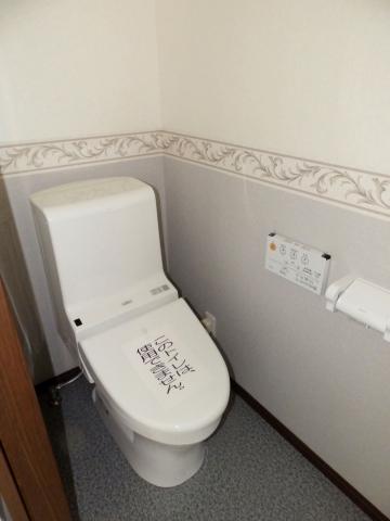 Toilet. 2F