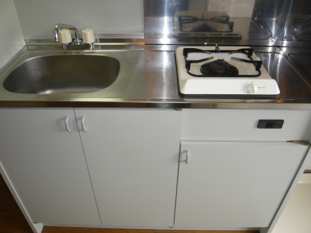 Kitchen. 1-neck is equipped with gas stove.