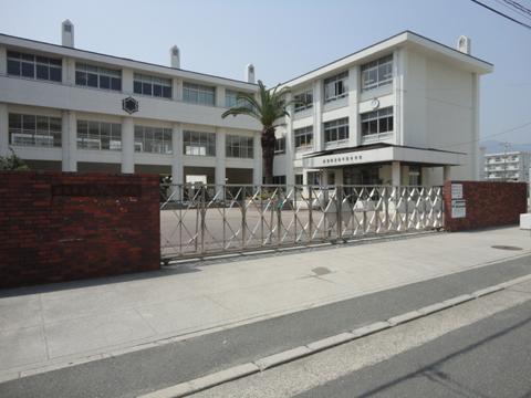 Primary school. Rakurakuen until elementary school 1353m