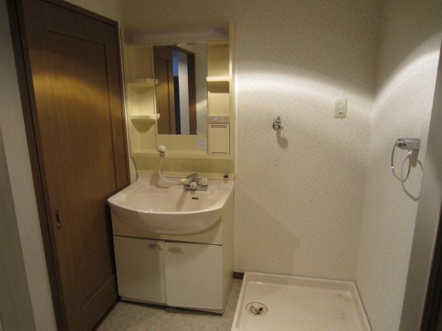 Wash basin, toilet. Indoor (April 2013) Shooting