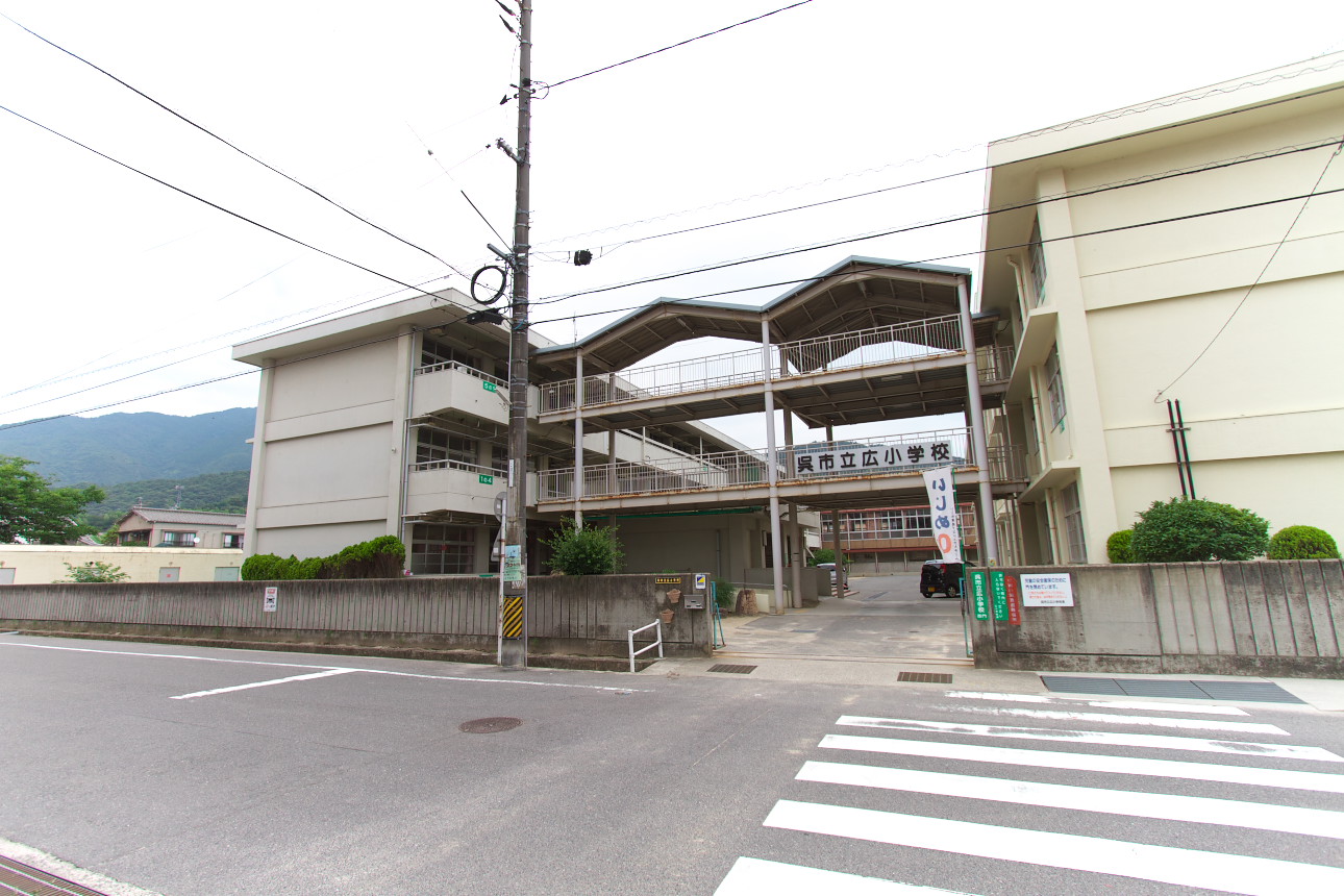 Primary school. 320m to Wu City wide elementary school (elementary school)