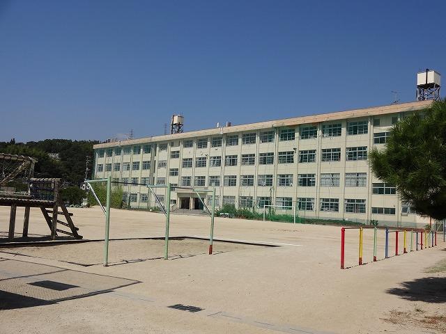 Primary school. Kure Municipal Nigata 350m up to elementary school