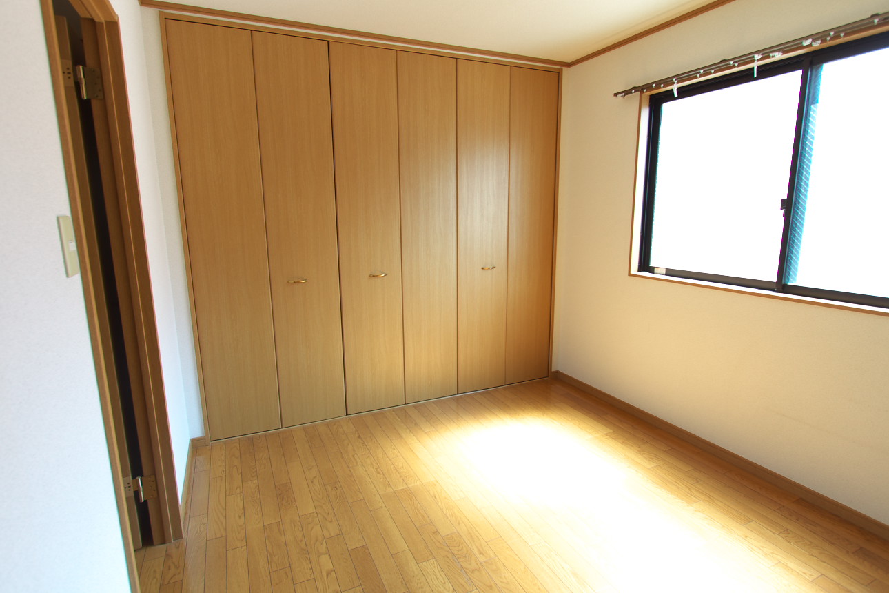 Other room space. Western-style (window of the side corner room only)