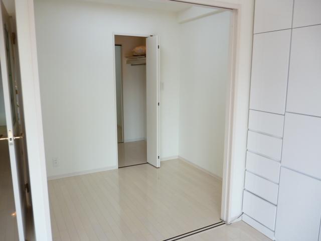 Non-living room. It has been changed from the Japanese-style rooms to Western-style. But is the closet, Also it has led to the service room.