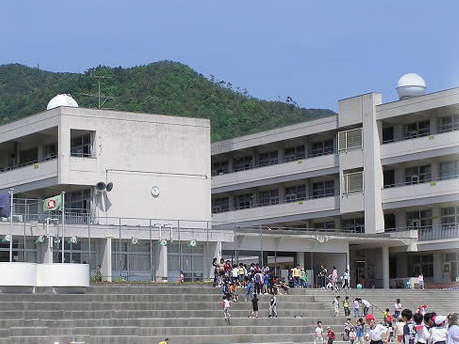 Primary school. 2085m to Kure Municipal Showakita Elementary School