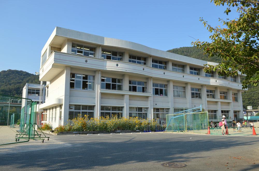 Primary school. 1039m to Wu City Utsumi Elementary School
