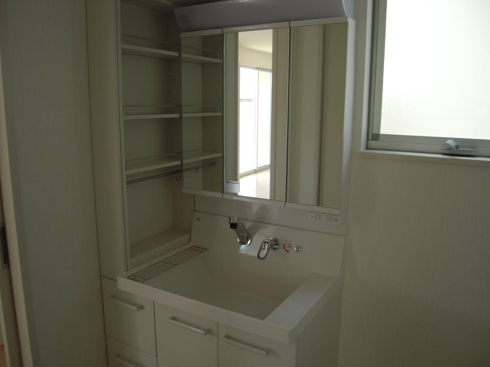 Wash basin, toilet. Bright washroom