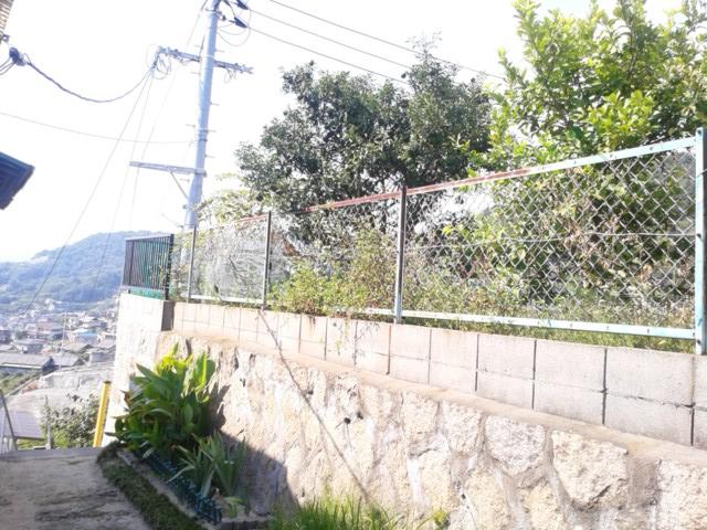 Local land photo. It is the south side of the retaining wall of the residential land