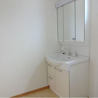 Wash basin, toilet. Three-sided mirror vanity 