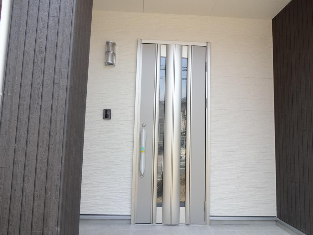 Local appearance photo. It has become a door that contains the glass insert of the welcome light in a simple entrance