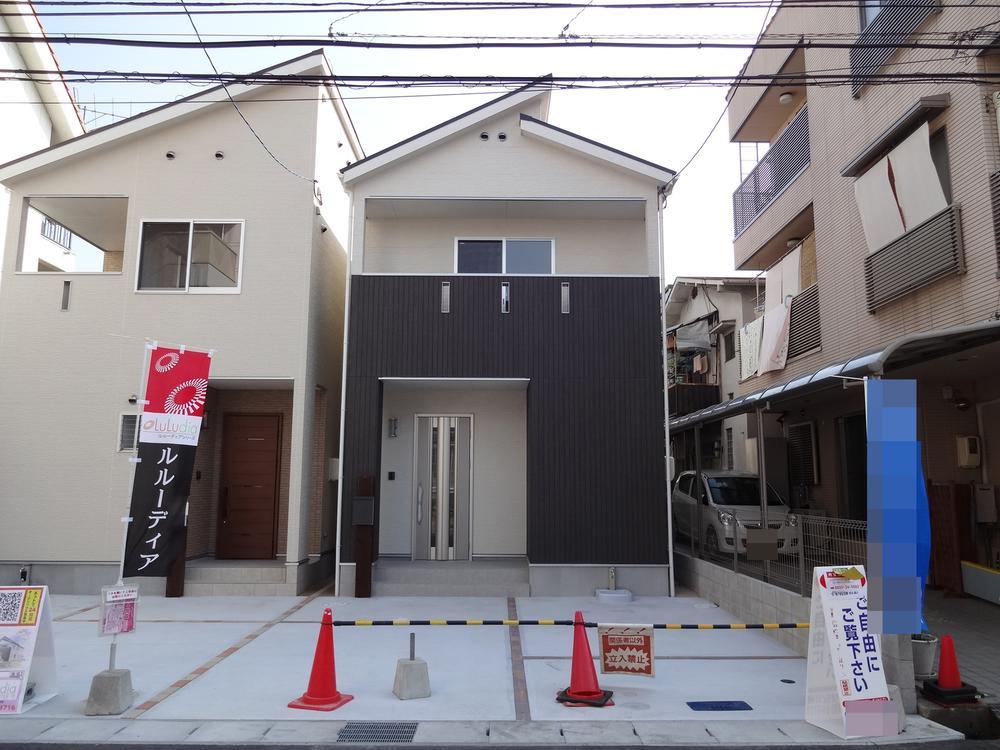 Local appearance photo. Local (August 2013) is a shooting chic look. Two taking of parking space is also clear, Is the new homes the family of welcoming Japanese-style. 