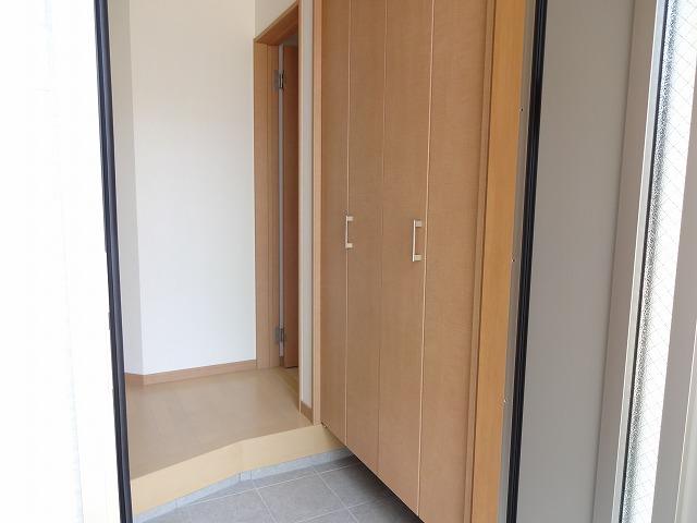 Entrance. There are also storage space in the entrance to the other shoes cloak