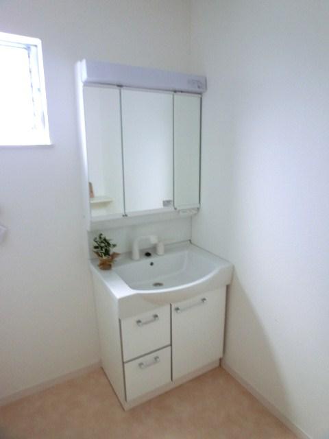 Wash basin, toilet. Room (August 2013) Shooting
