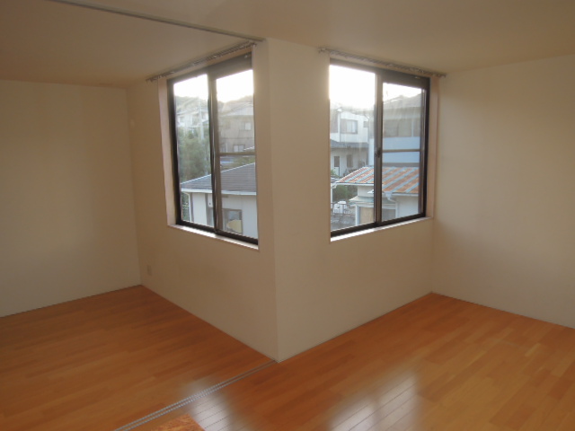 Living and room. 13 Pledge of spacious living! Located in 2F! !