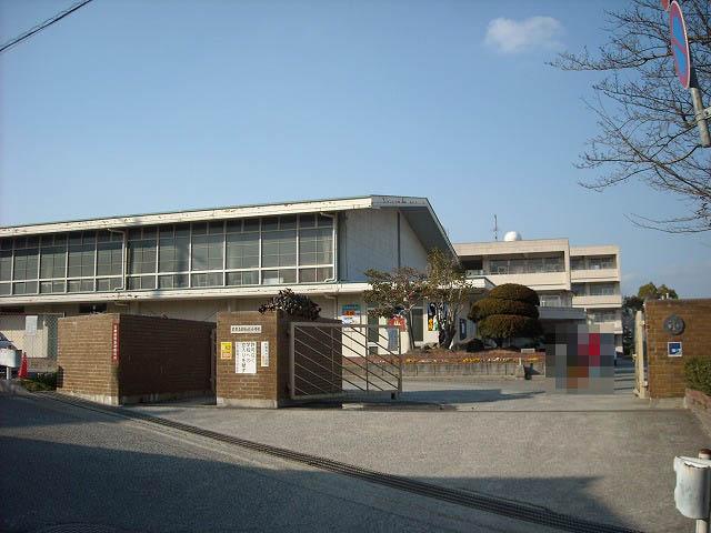 Primary school. Showakita until elementary school 2100m