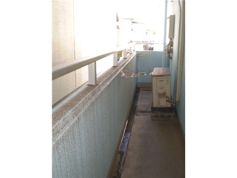 Balcony. Widely clothesline amount ○