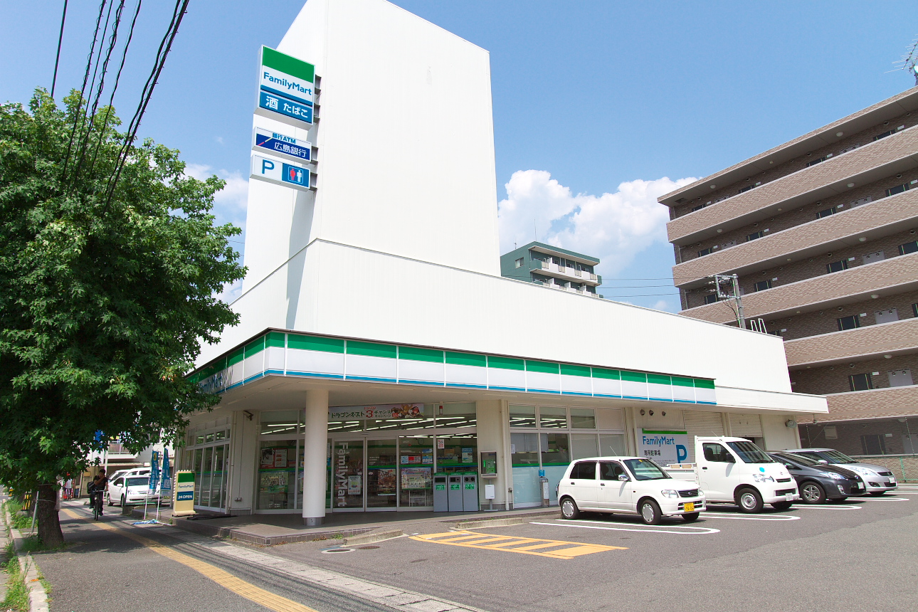 Convenience store. FamilyMart Hirokoshingai store up (convenience store) 363m