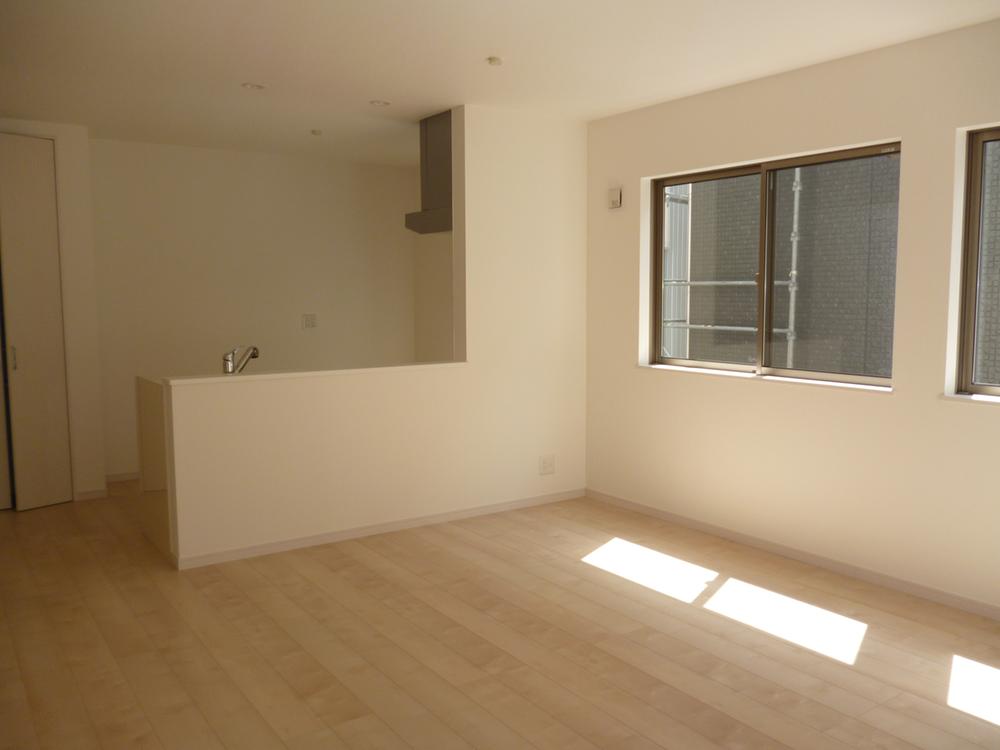 Living. Because on the second floor there is a living room is a bright living in private also can be secured.