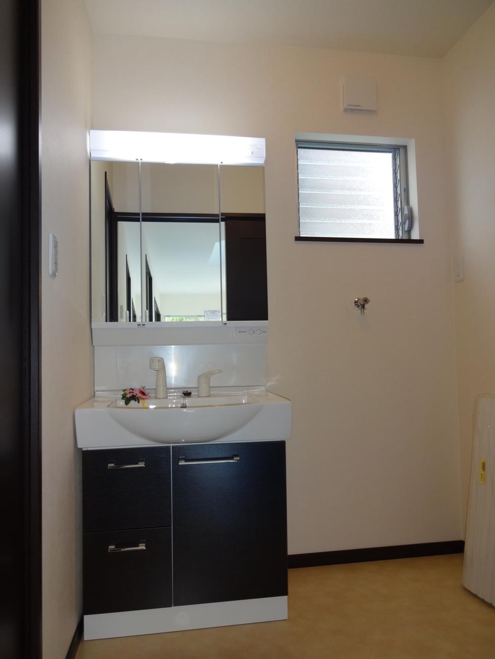 Wash basin, toilet. Dressing also fun washbasins triple mirror